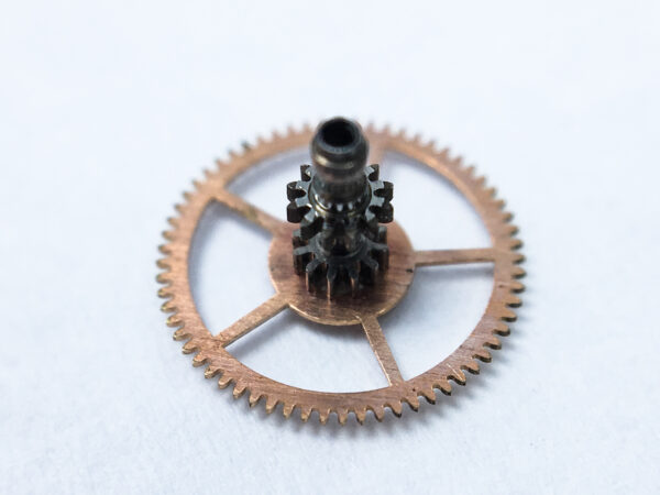 Omega 550 centre wheel with cannon pinion part 1224 - Image 3