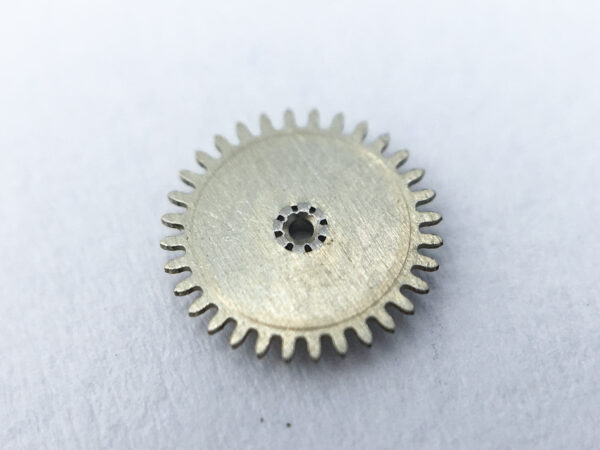 Universal Geneve caliber 215-1 minute wheel part 260 - Image 2